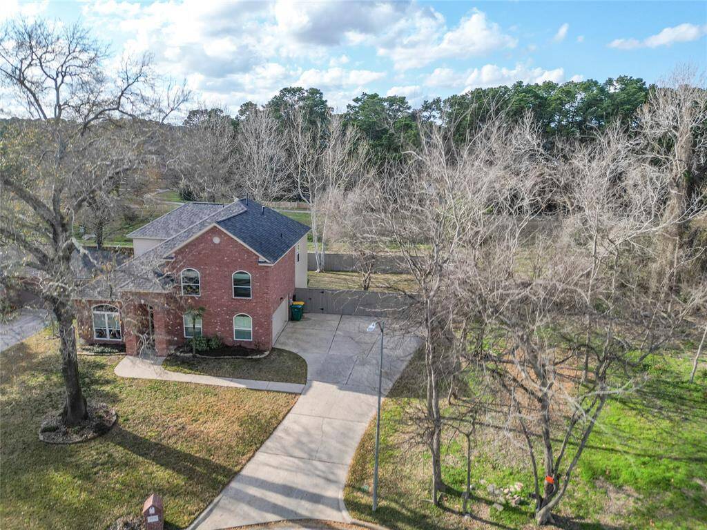 Conveniently located in a small community at the front of The Woodlands.