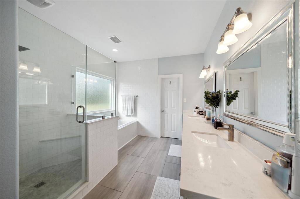 En-suite Bathroom complete with a walk-in Closet.