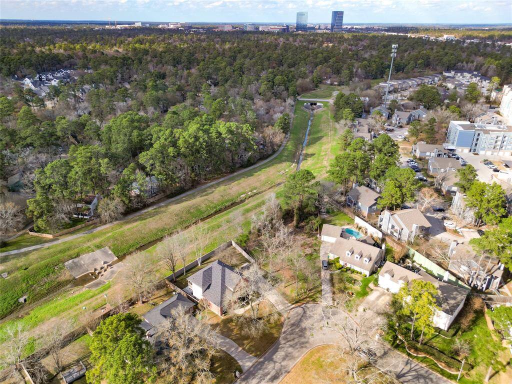 So close to The Woodlands, amenities and all highways + IAH.