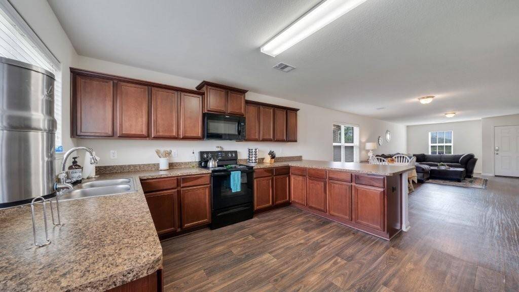 Massive kitchen!