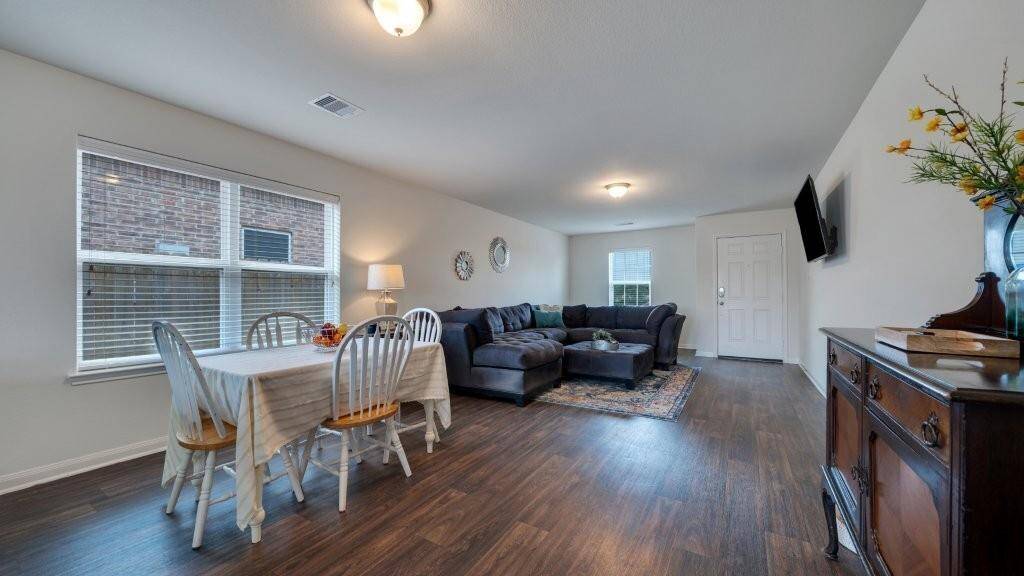 Breakfast area for entertaining!