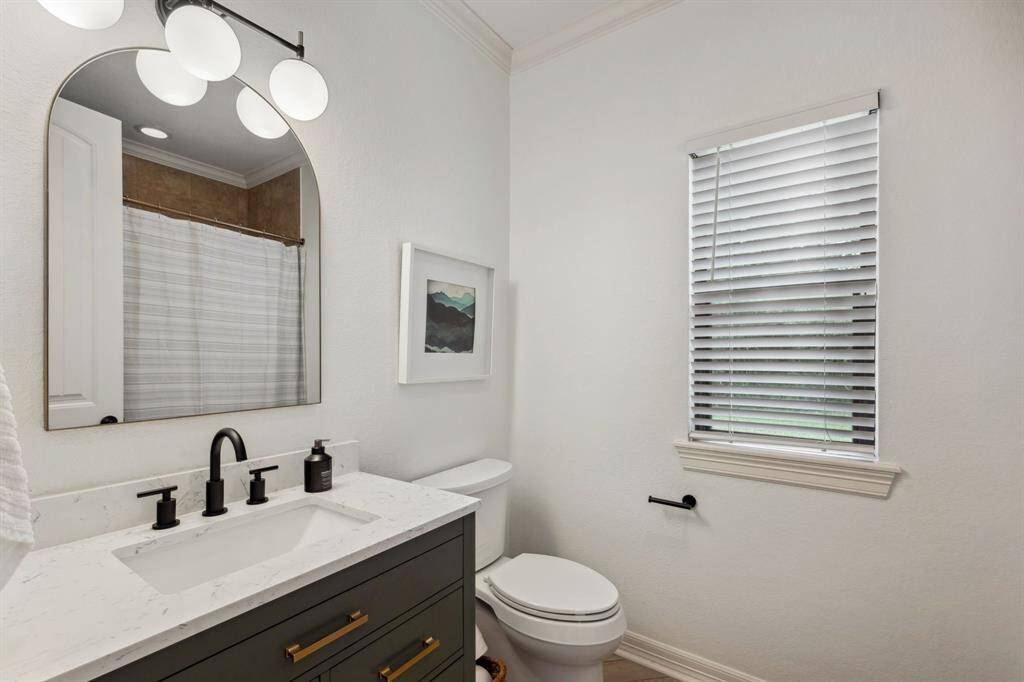 Full bathroom #2