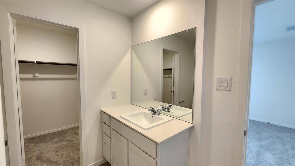 Master bathroom to walk-in master closet