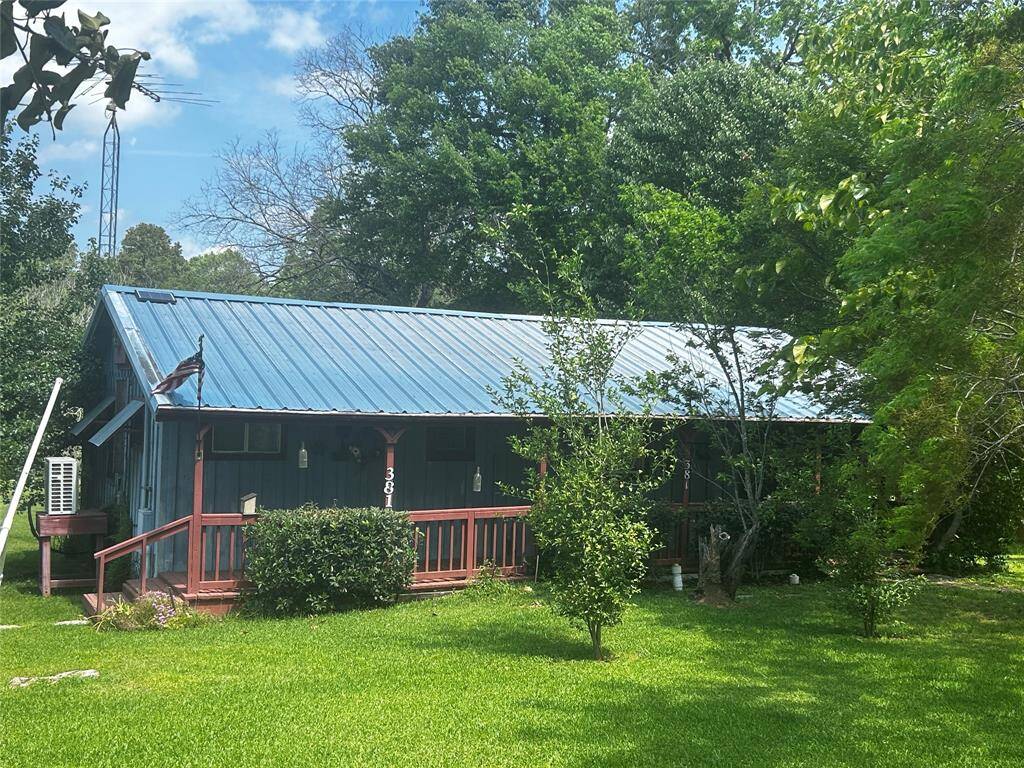 Welcome to quiet lake living!