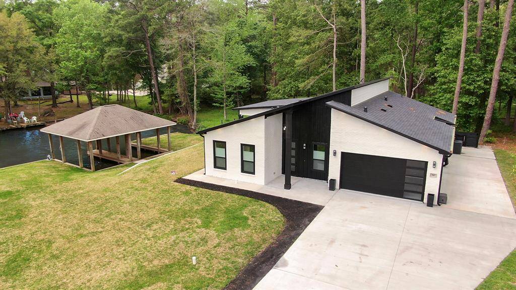 RECENTLY NEW BUILD ON LAKE LIVINGSTON