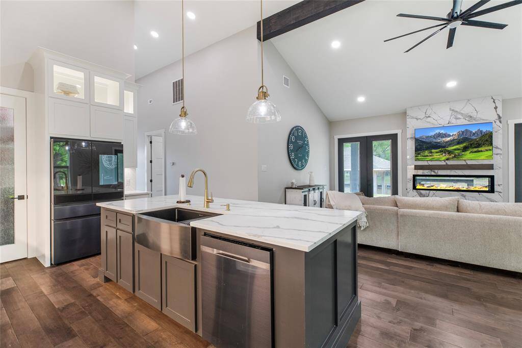Extra large island in kitchen