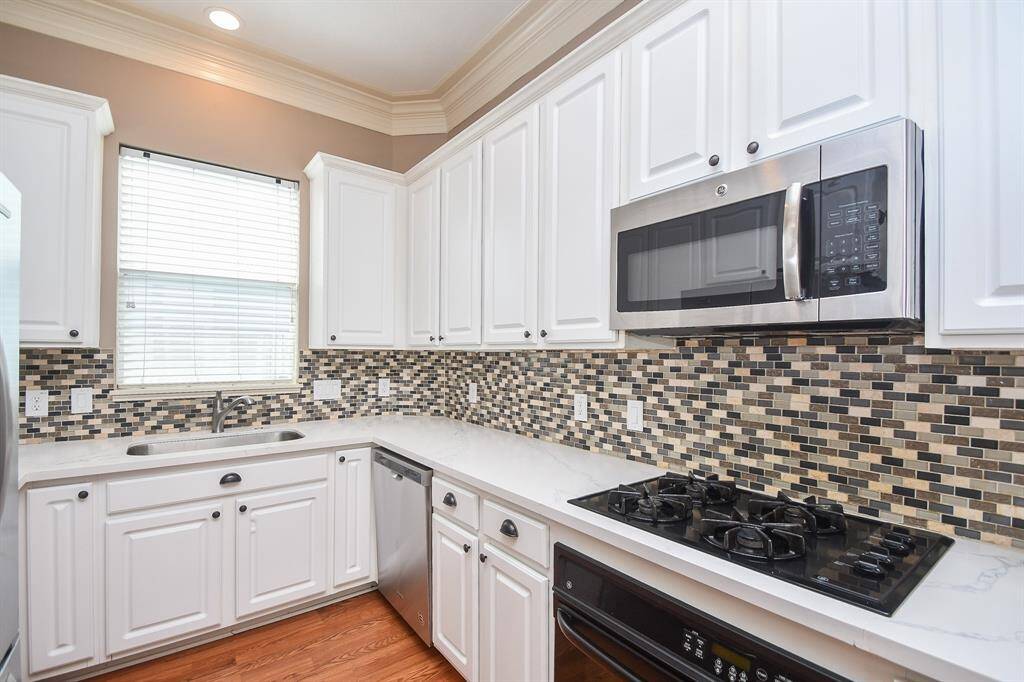 The sturdy set-in cook top follows the streamlined look in this full kitchen.
