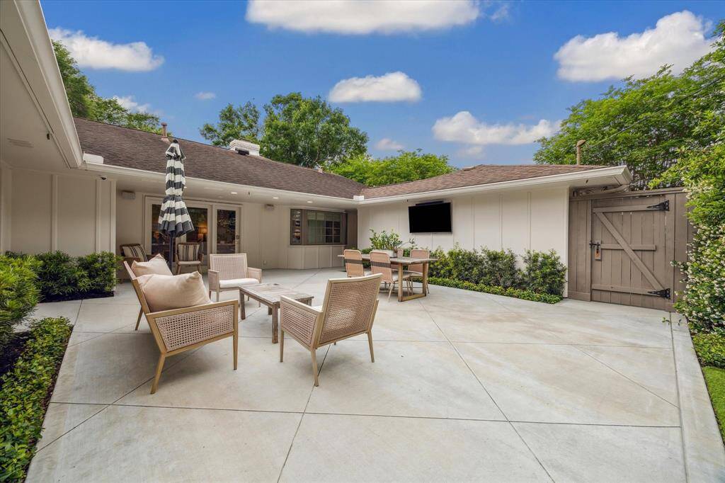 This is the perfect backyard for dinner parties, football games, birthday parties, you name it!