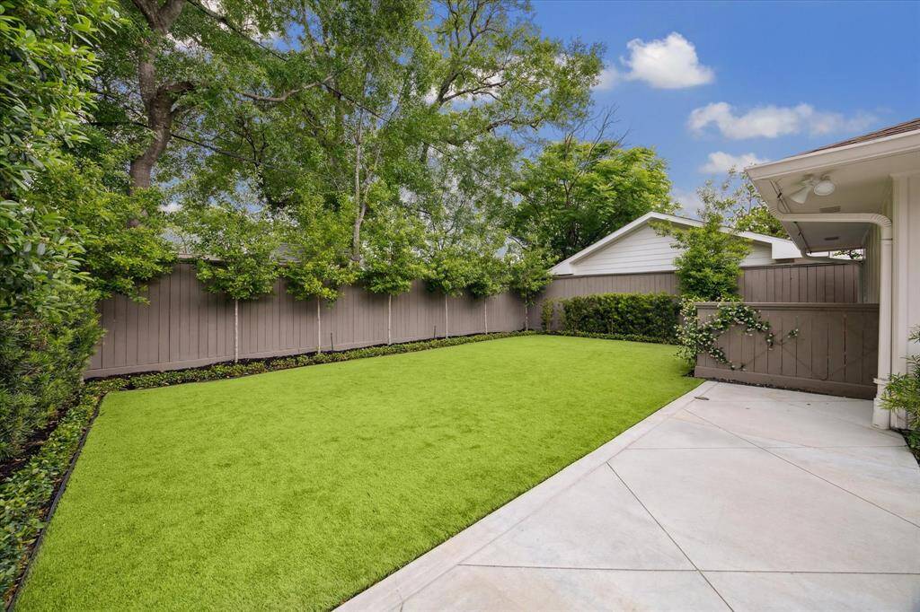 Great backyard space for entertaining!