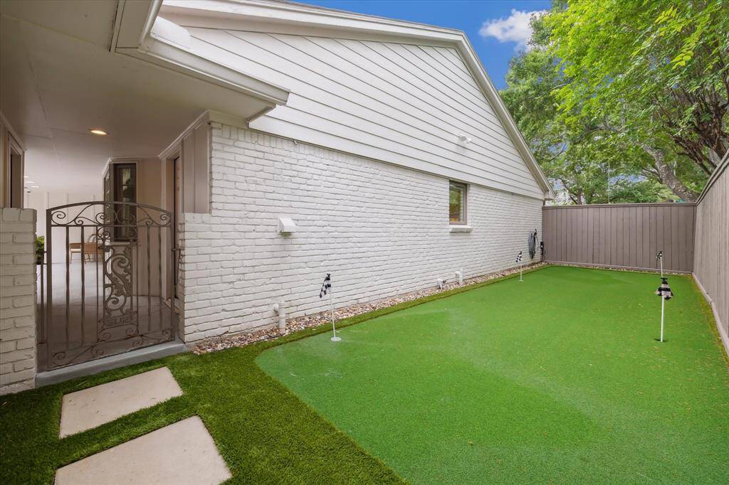 Alternate view of the putting green.