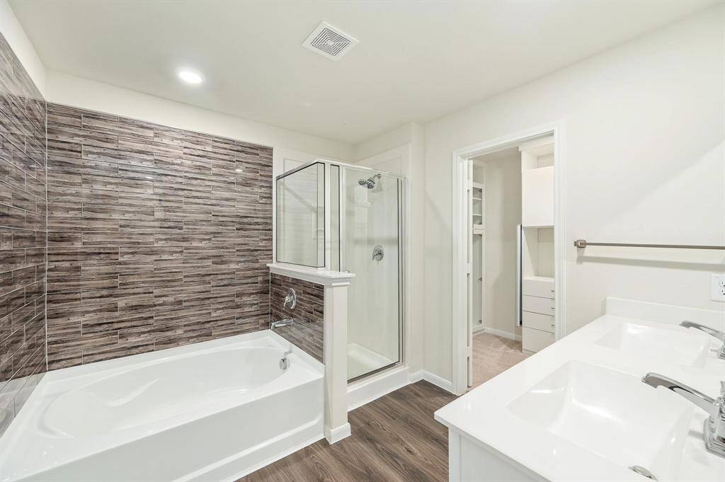 Primary bath room w/ separate tub and shower