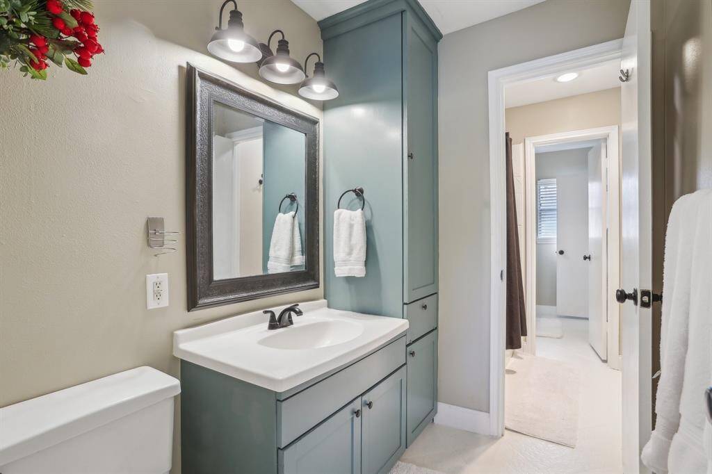 One side of the Hollywood bath in between the bedrooms.