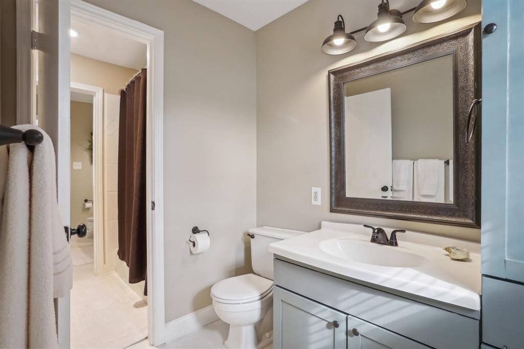 The other side of the Hollywood bath in between the bedrooms