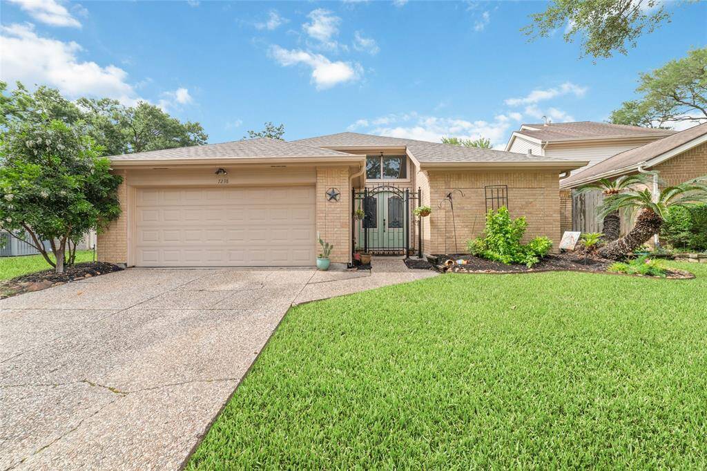 Well maintained home in the heart of Hearthstone!
