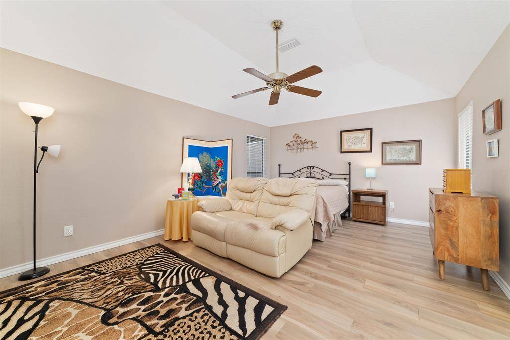 Oversized primary bedroom!!