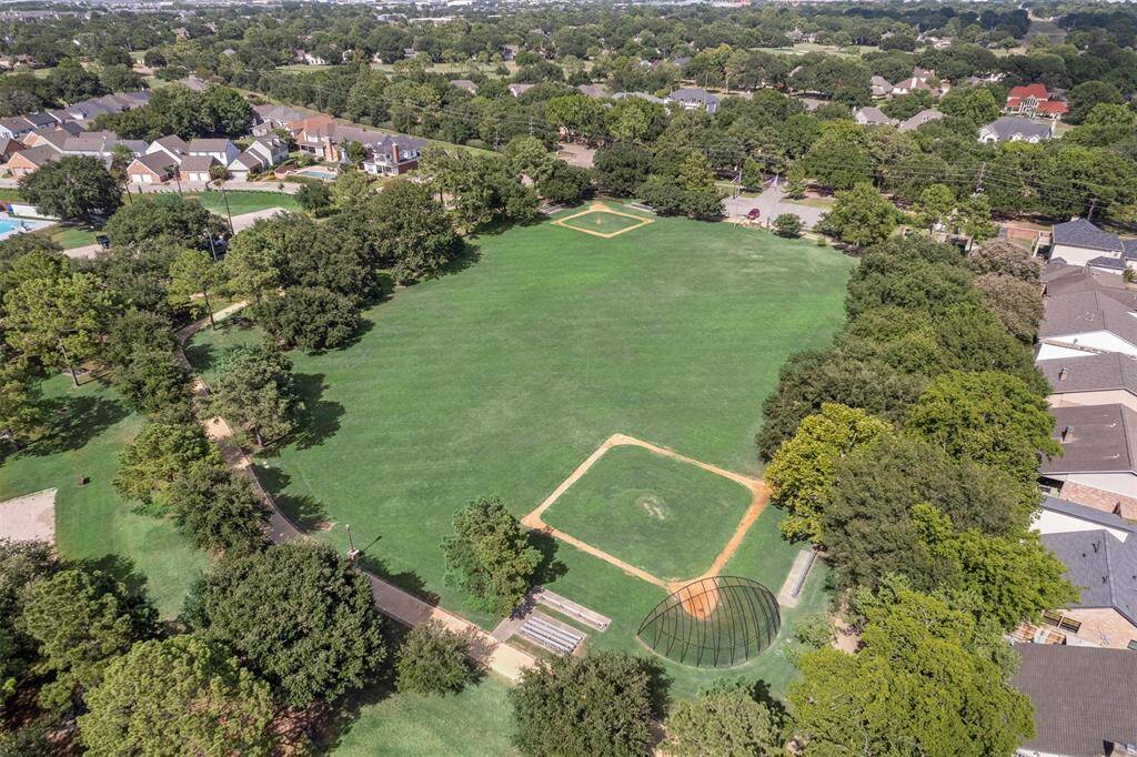 Hearthstone Park within walking distance!
