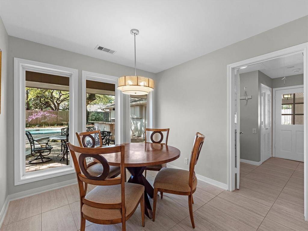 Cozy breakfast nook adjacent to the kitchen.