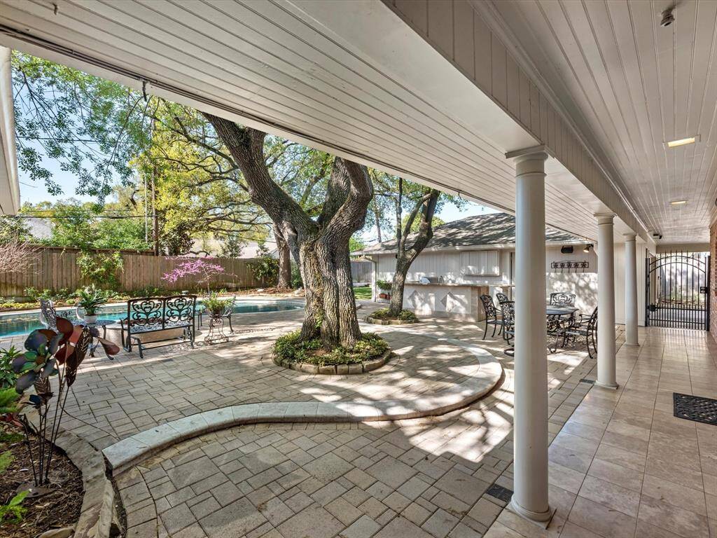 Experience luxurious outdoor living with this beautifully designed patio, perfect for relaxation and entertaining.