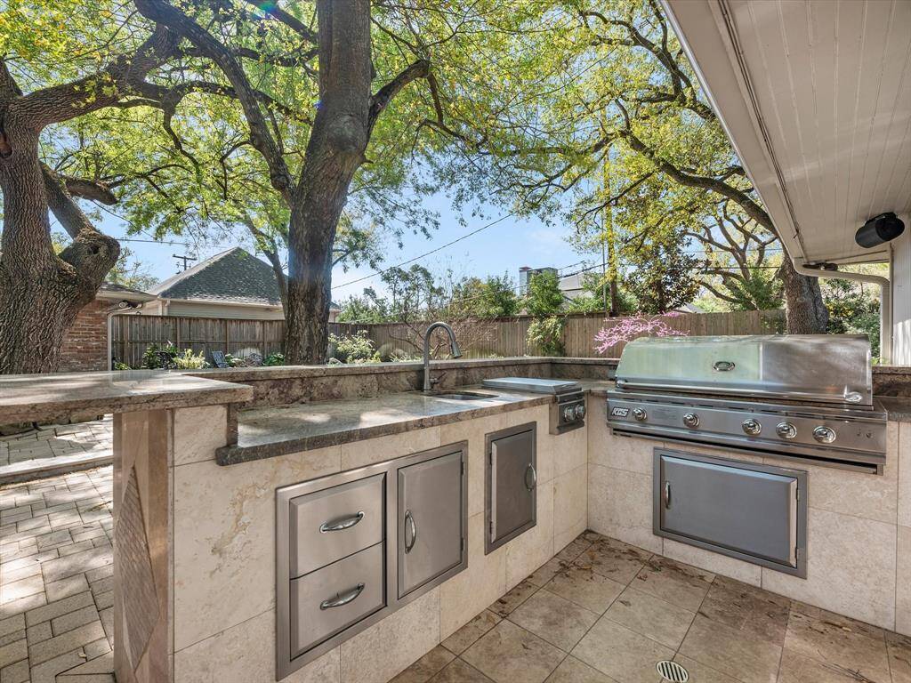 Enjoy outdoor dining with a fully-equipped, stunning kitchen perfect for grilling and entertaining.