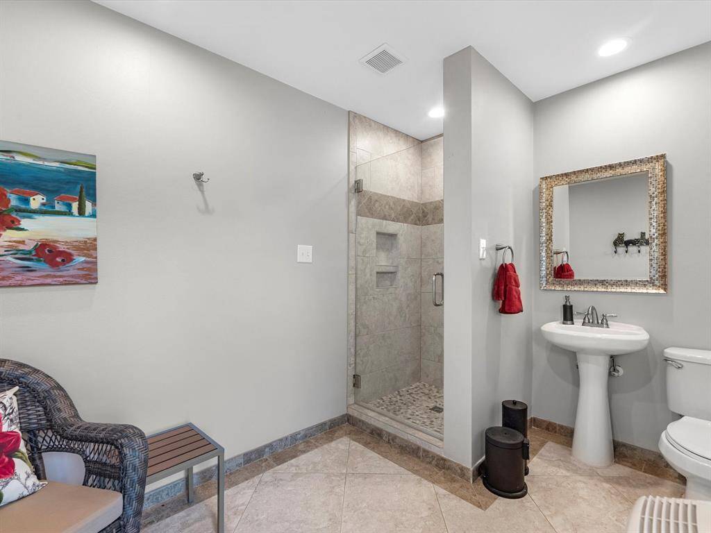 Elegant outdoor pool bath with modern amenities and stylish finishes, perfect for post-swim refreshment.