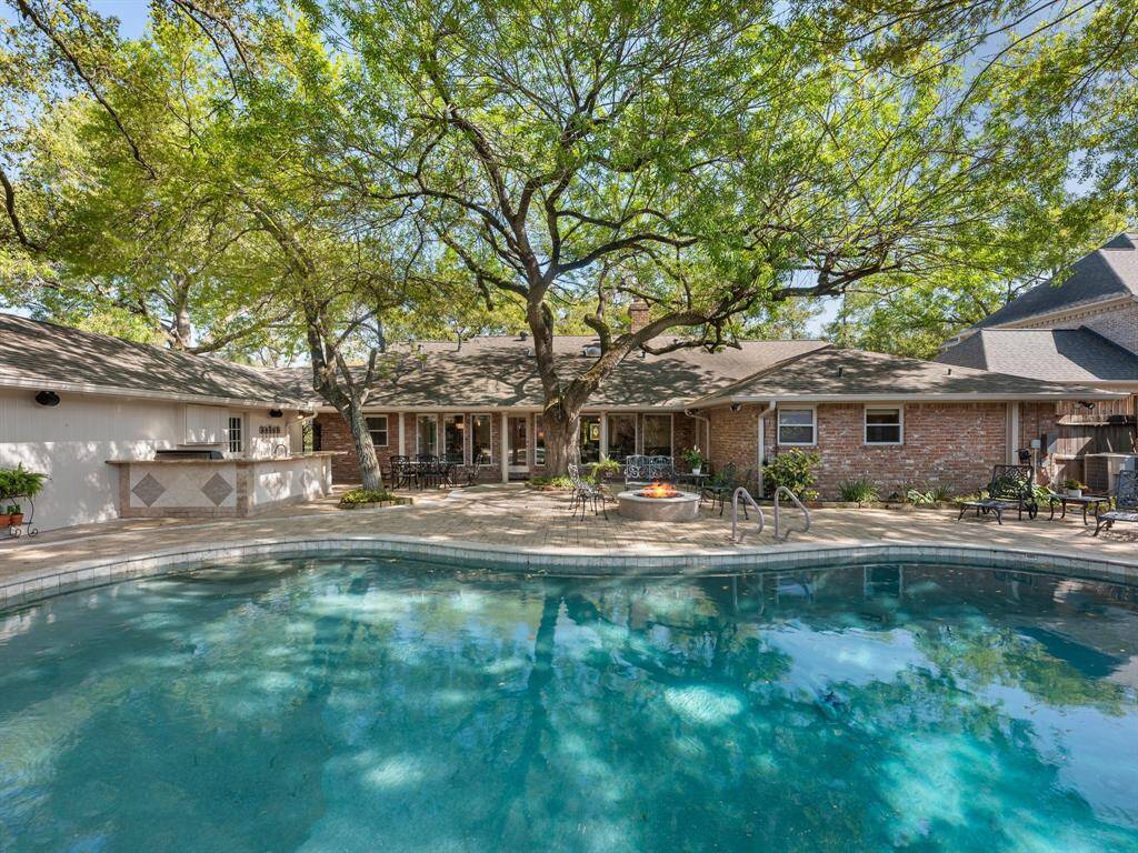 Experience your personal outdoor paradise—an inviting retreat perfect for relaxation and entertaining.