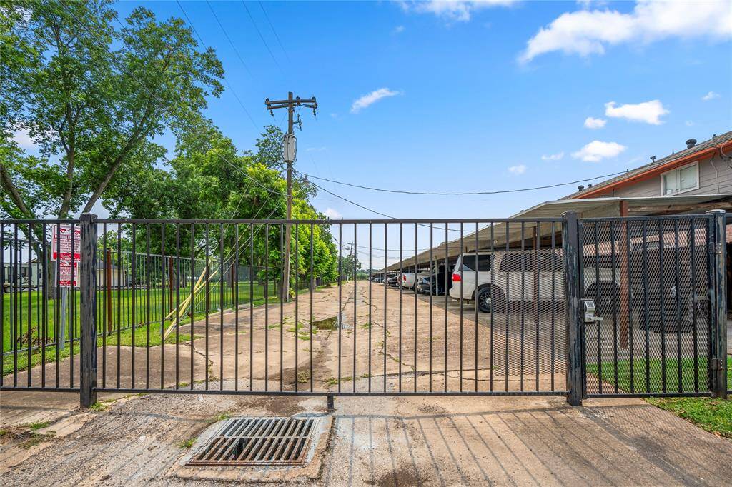 Gate