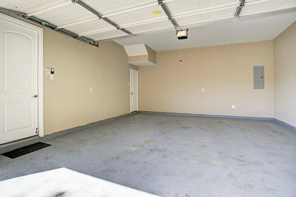 Spacious garage, fits trucks