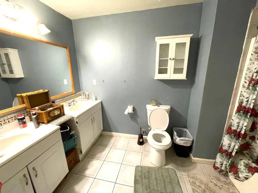 Hall bath with 2 lavatories