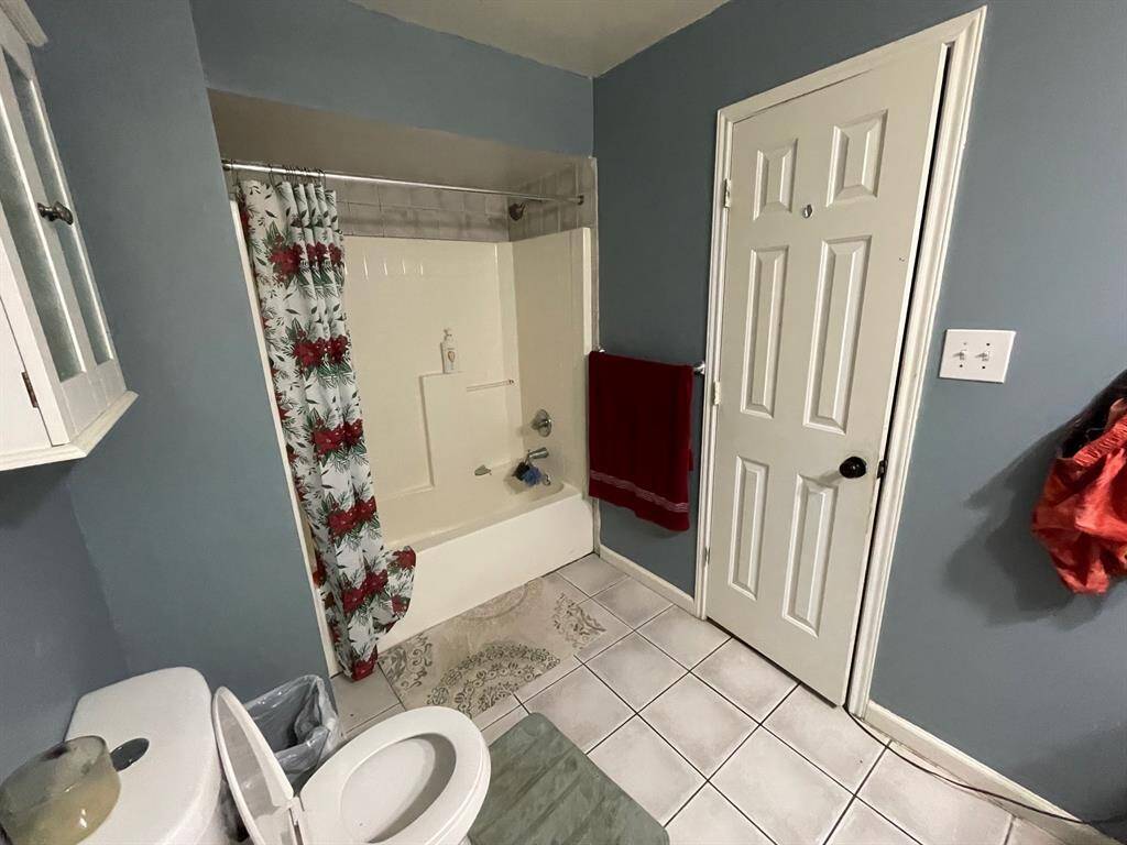 Hall bath shower/tub combination