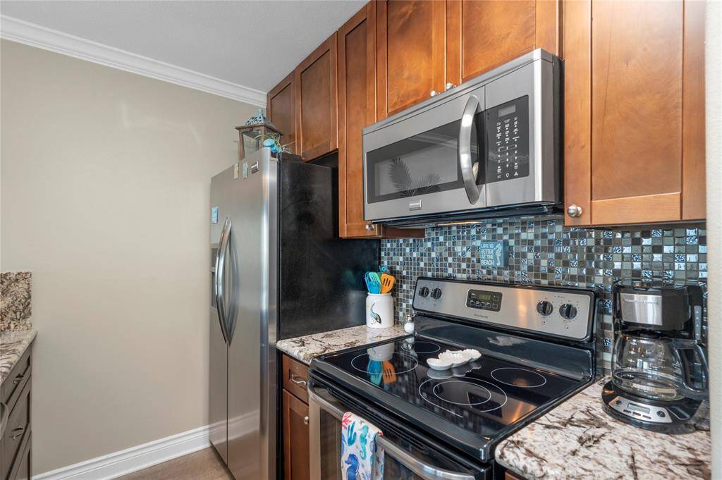Full size appliances and lovely backsplash