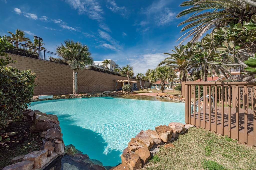 Lagoon pool with beach entry