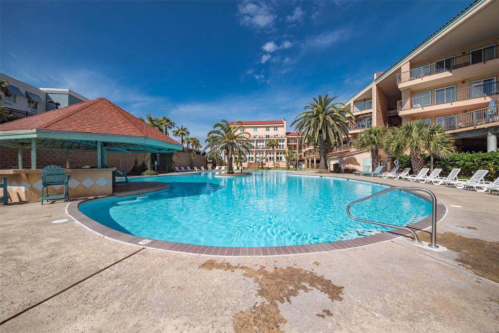 Large pool with island.