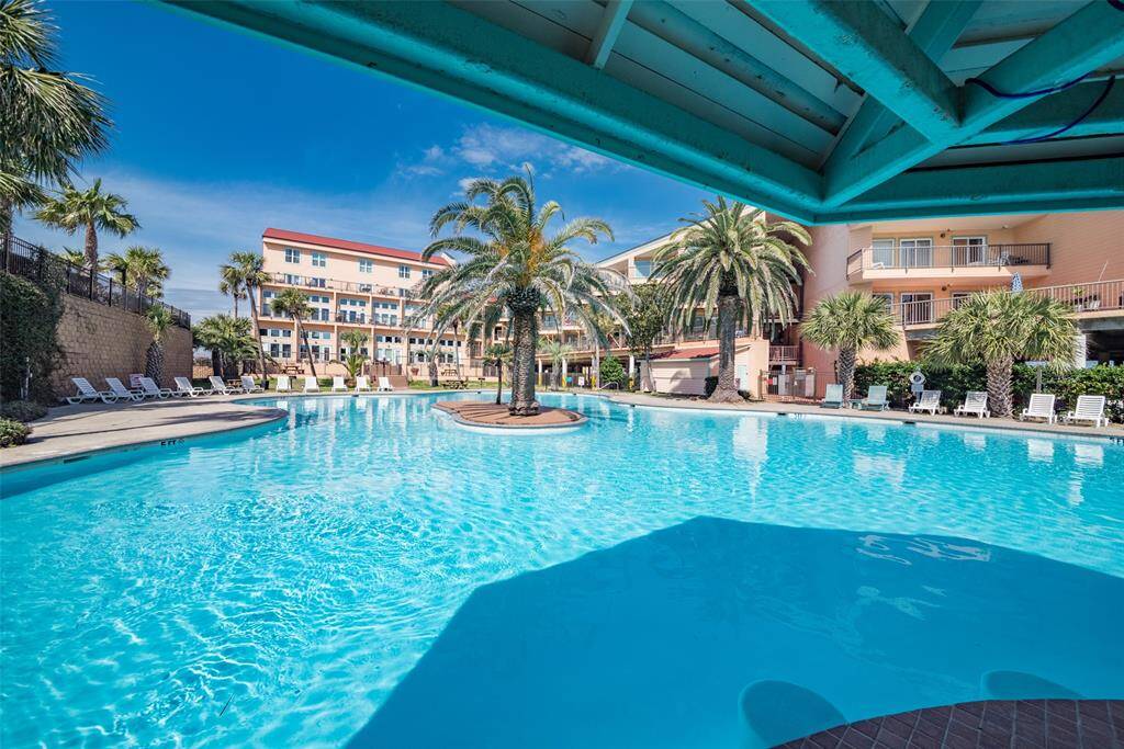 Wonderful pool never feel crowded.