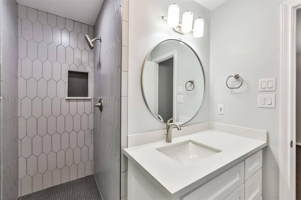 Primary bath w walk in  shower.
