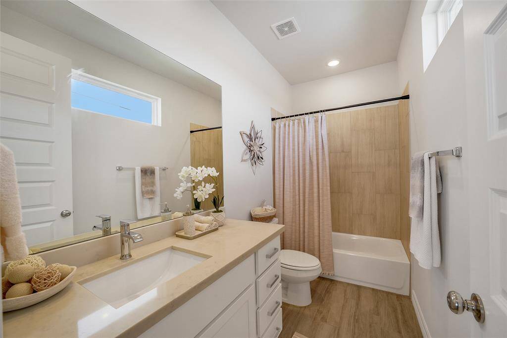 This private en-suite bathroom within the 3rd bedroom offers ultimate convenience & comfort, providing a personal oasis with modern fixtures & a touch of luxury right at your fingertips.