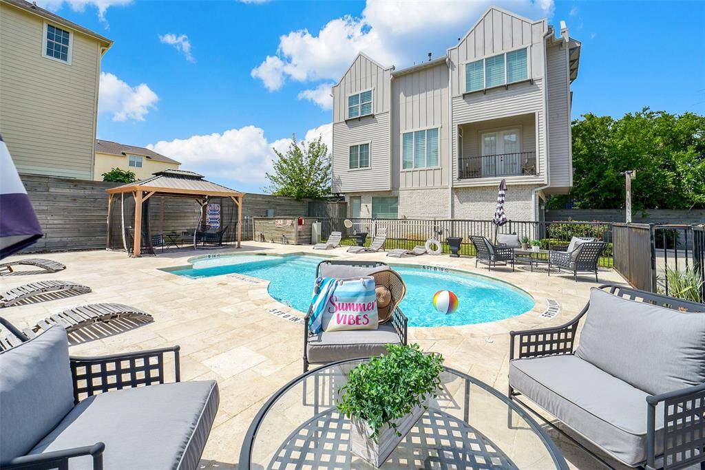 Enjoy the best of the Spring & Summer months with access to a sparkling community pool & a relaxing cabana area. Cool off, unwind, & have fun with friends & family!