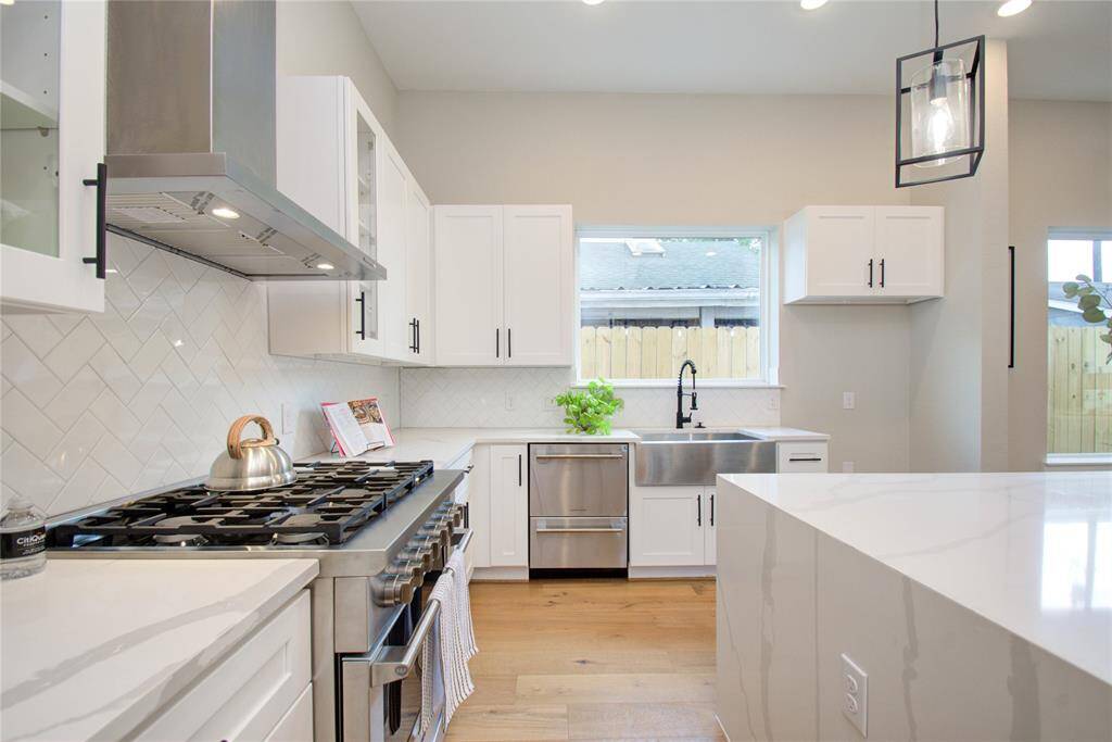 Spacious kitchen, perfect for hosting family gatherings!