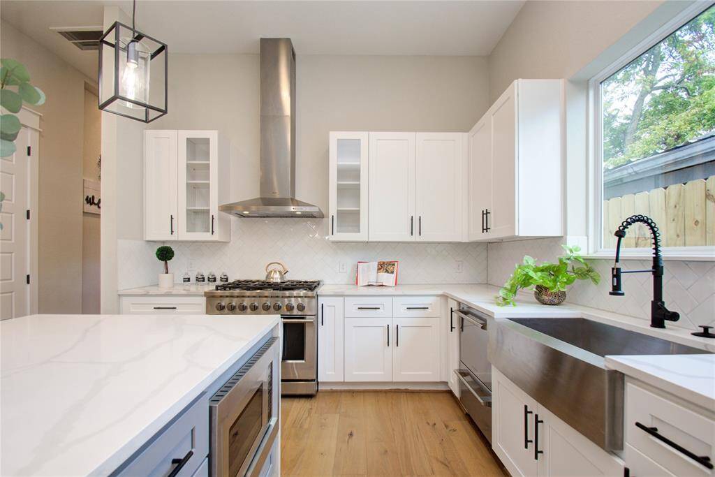 Spacious kitchen, perfect for hosting family gatherings!