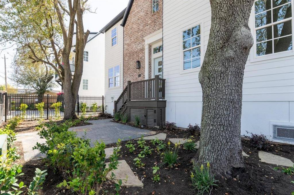 Fully enclosed private front yard.