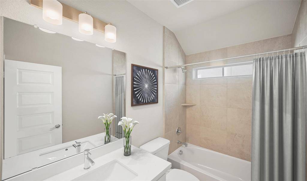 Hall bath (*Photo not of actual home and used for illustration purposes only.)