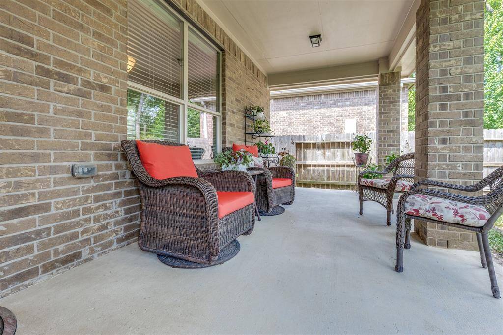 Back covered patio with ceiling fan.