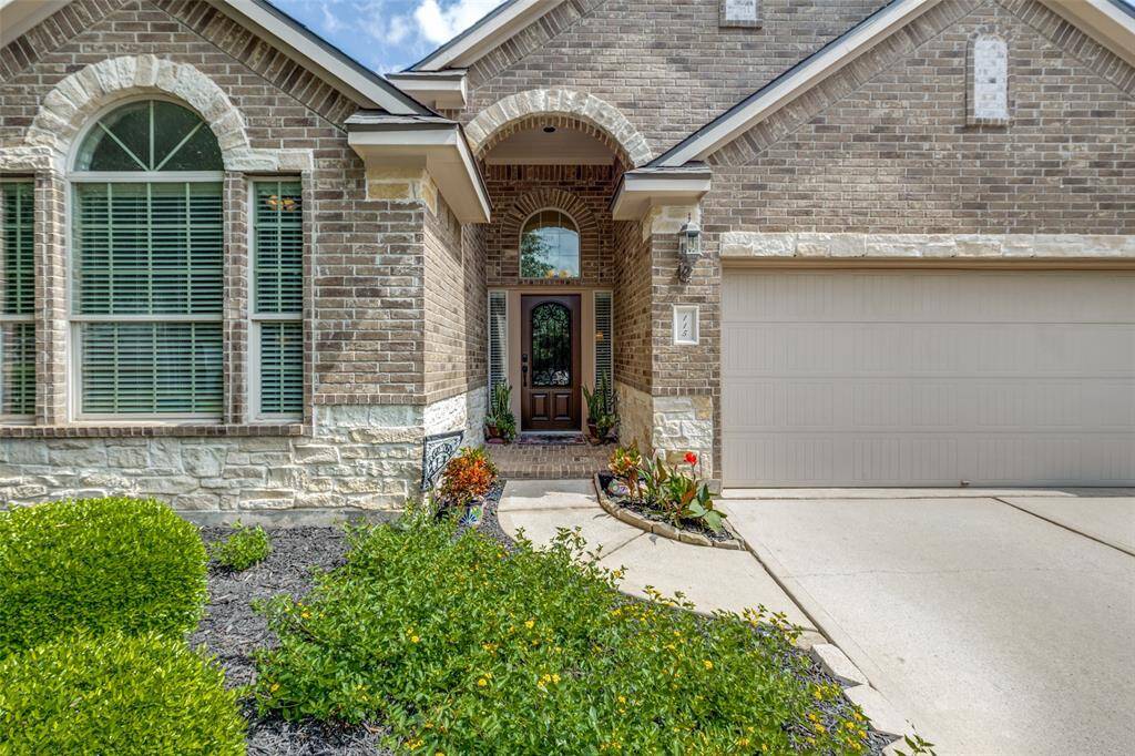 Notice the light stone borders for a luxurious front elevation.