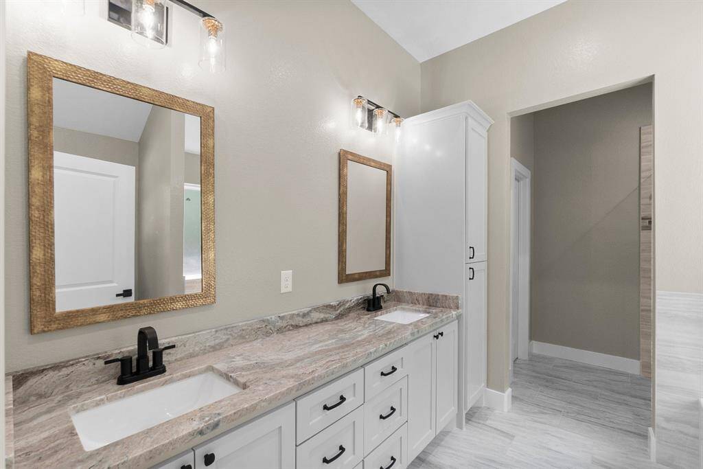 Master bathroom!