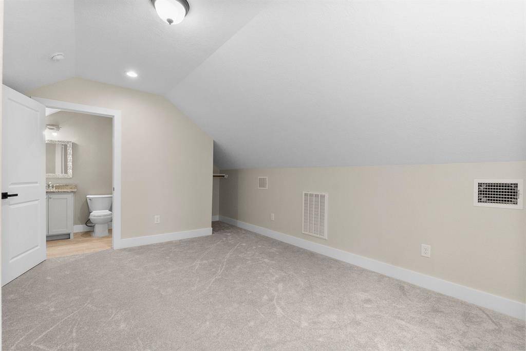 Bonus room upstairs with bathroom #3