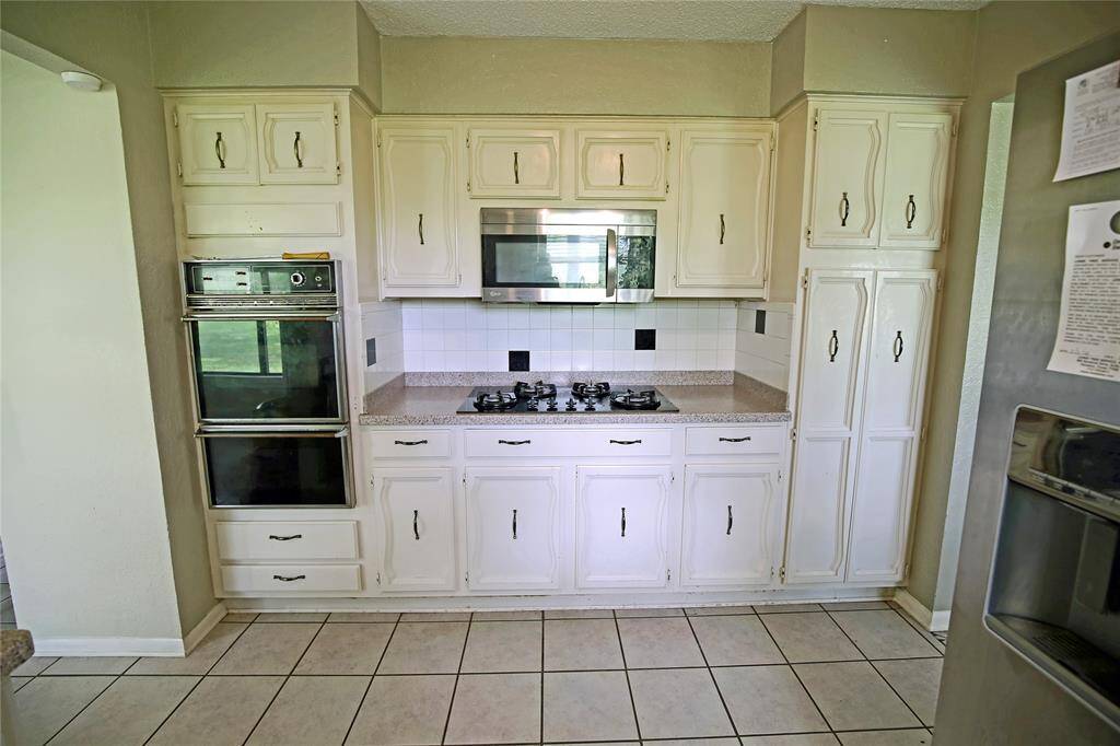 Gas Stove Top in the Kitchen! Plenty of Cabinet Space!