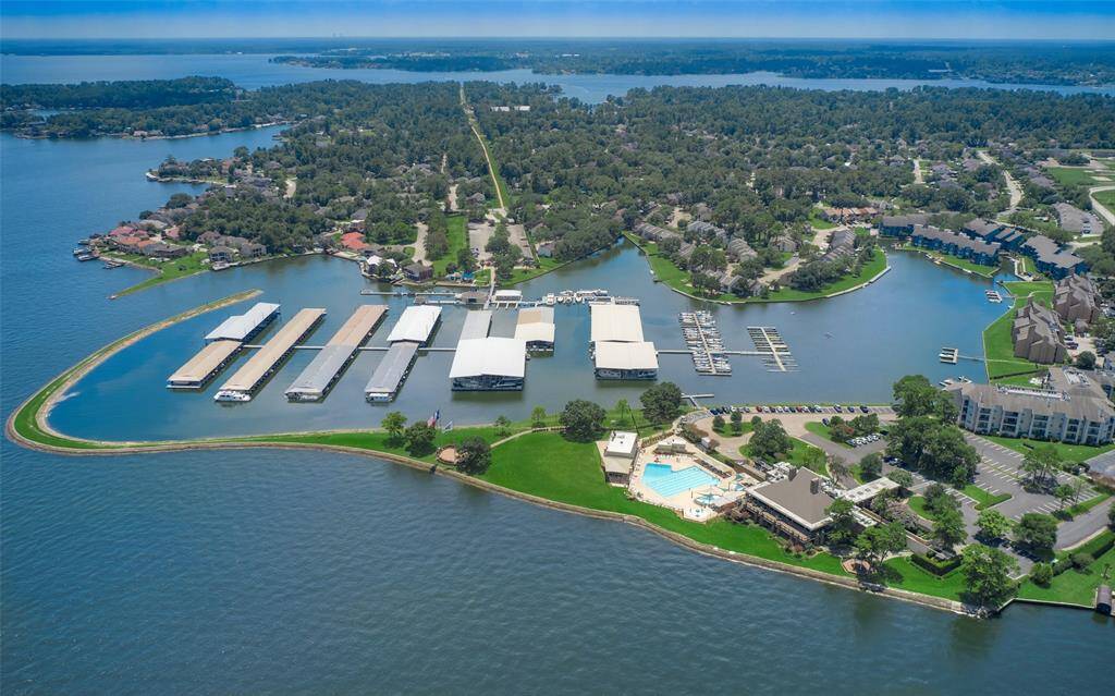 Walden's Yacht Club is a great place to have a nice dinner, while the community pool and Breakwater Grille are right next door. Breakwater Grille has outdoor music on the lawn with a relaxing and welcoming vibe. The marina and ship store are beyond.
