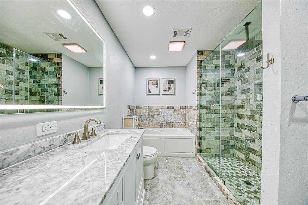 Jacuzzi tub + huge walk-in shower