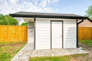 Half bath w/exterior shower & dog bath!