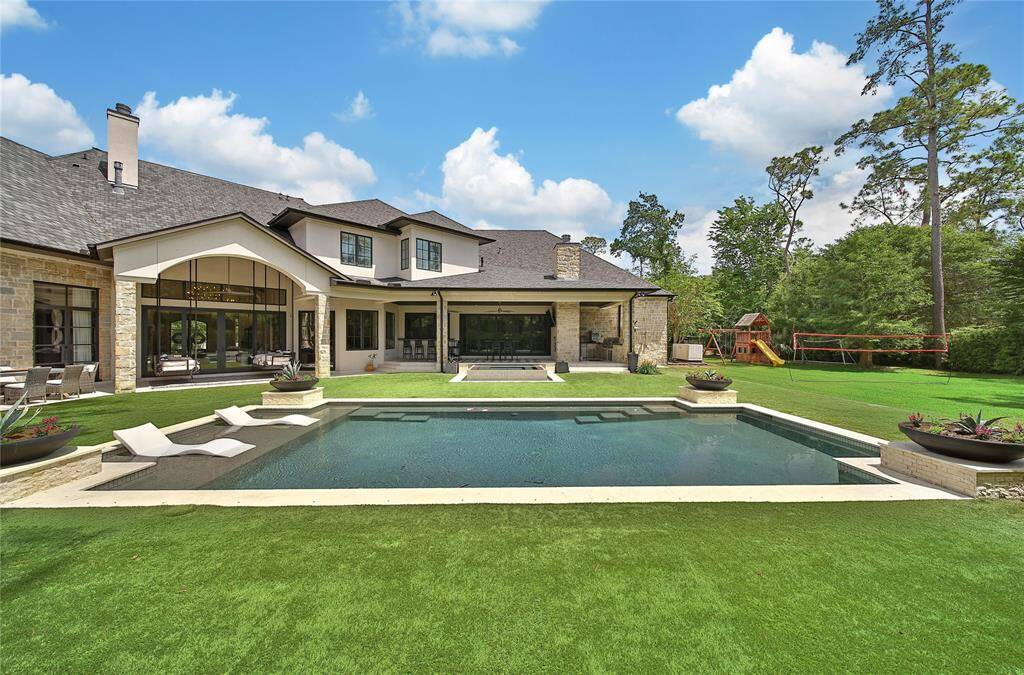 Resort-style pool perfect for Houston summer time.