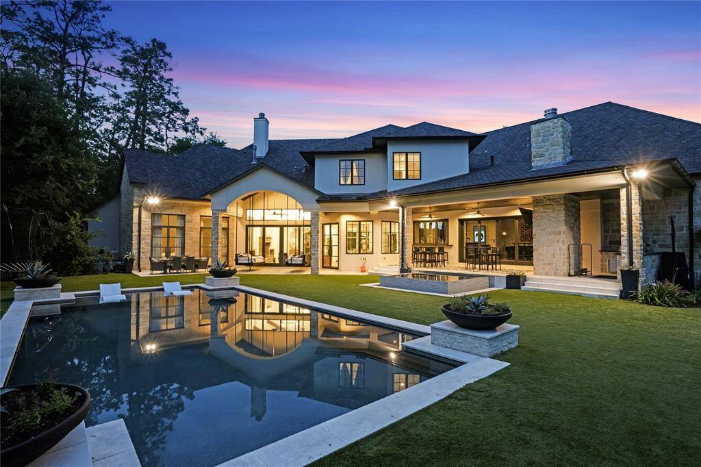 Resort-style pool perfect for Houston summer time.